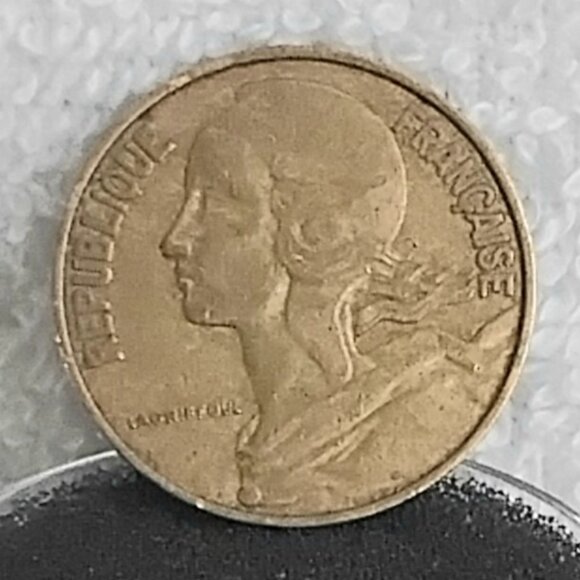 Circulated 1964 France 20 Centimes Coin Made of Copper/Aluminum/Nickel!! - Picture 2 of 3